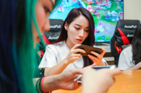 游戏陪玩项目适合普通人兼职操作，陪玩游戏2个小时，收入100+